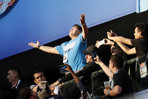 Ο Μαραντόνα σε έκσταση - Δείτε το επικό σόου του στις κερκίδες του αγώνα της Αργεντινής