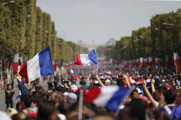 Αποθέωση από χιλιάδες στο Παρίσι - Yποδοχή ηρώων για τους θριαμβευτές του Μουντιάλ