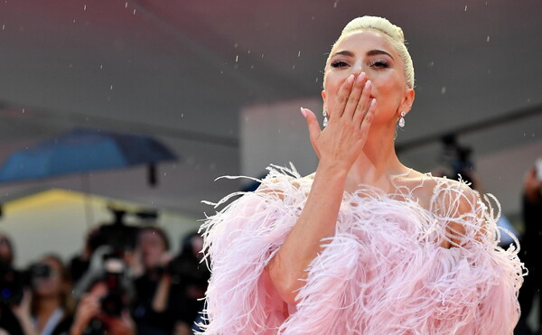 Φεστιβάλ Βενετίας: H πληθωρική Lady Gaga στο κόκκινο χαλί και διάσημες αφίξεις για το «A Star Is Born»
