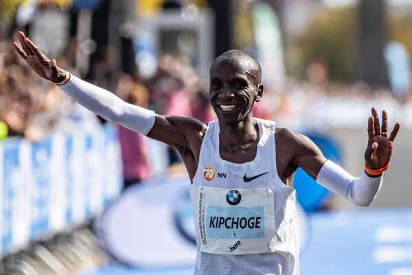 O Ελιούντ Κιπτσόγκε μόλις έκανε νέο παγκόσμιο ρεκόρ στο Μαραθώνιο