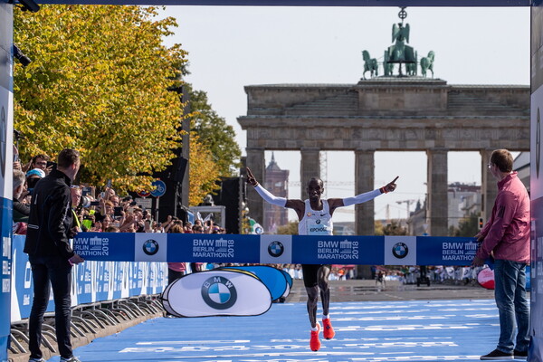 O Ελιούντ Κιπτσόγκε μόλις έκανε νέο παγκόσμιο ρεκόρ στο Μαραθώνιο