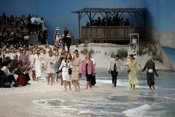 Μόνο η Chanel θα μπορούσε να δημιουργήσει μια εξωτική παραλία για επίδειξη μέσα στο Γκραν Παλέ