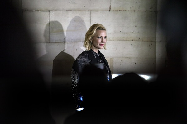 Ο Louis Vuitton στο Λούβρο - Gender fluid, φουτουρισμός και δυναμικές γυναίκες στην επίδειξη