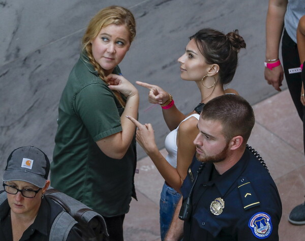Συνέλαβαν σε διαδήλωση το μοντέλο Έμιλι Ραταϊκόφσκι και την ηθοποιό Έιμι Σούμερ