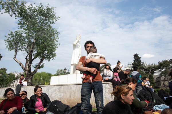 Πρόσφυγες διανυκτέρευσαν στην πλατεία Αριστοτέλους στη Θεσσαλονίκη