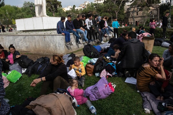 Πρόσφυγες διανυκτέρευσαν στην πλατεία Αριστοτέλους στη Θεσσαλονίκη