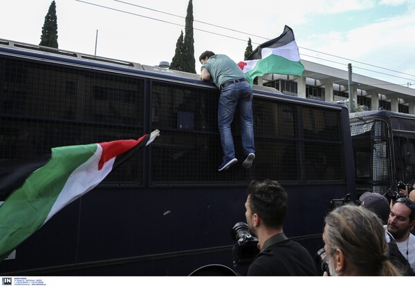 Πετροπόλεμος και χημικά έξω από την πρεσβεία του Ισραήλ στην Αθήνα