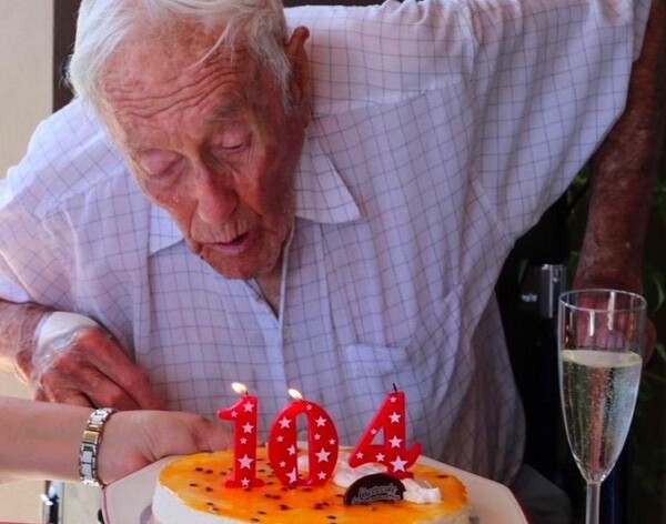 Το συγκινητικό αντίο του γηραιότερου επιστήμονα της Αυστραλίας - Αναχώρησε για την Ελβετία για να βάλει τέλος στη ζωή του