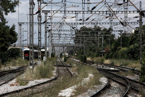 Αναστέλλεται η αυριανή στάση εργασίας σε προαστιακό και τρένα