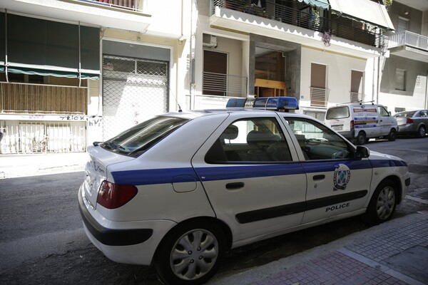 Συνελήφθησαν δύο νεαροί για απάτες και κλοπές σε βάρος ηλικιωμένων στην Αττική