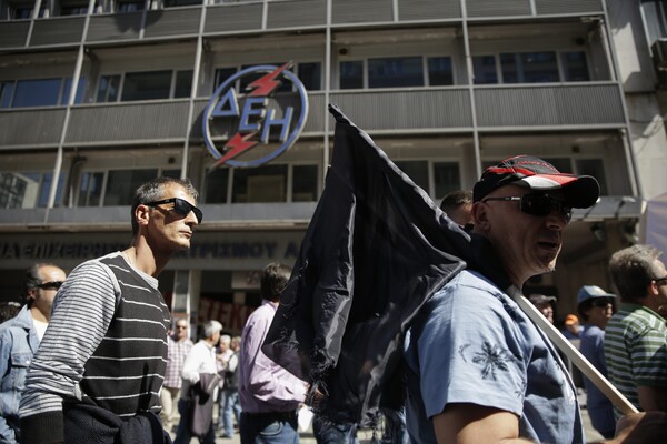 Στη Βουλή η πορεία της ΓΕΝΟΠ-ΔΕΗ - Έριξαν λιγνίτη στο μνημείο του Αγνωστου Στρατιώτη