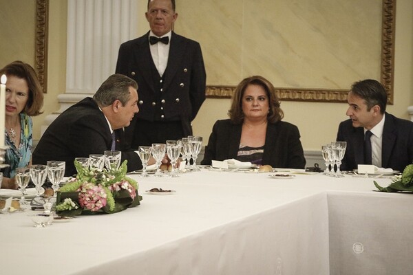 Φωτογραφίες μέσα από το δείπνο για τον πρίγκιπα Κάρολο και την Καμίλα στο Προεδρικό
