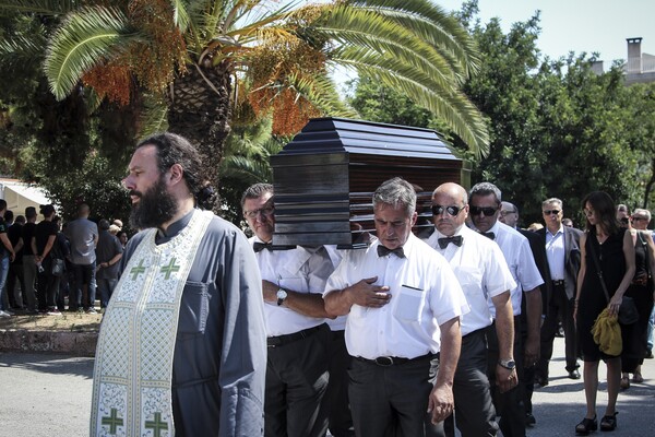Πλήθος κόσμου είπε το «τελευταίο αντίο» στον Μάνο Αντώναρο