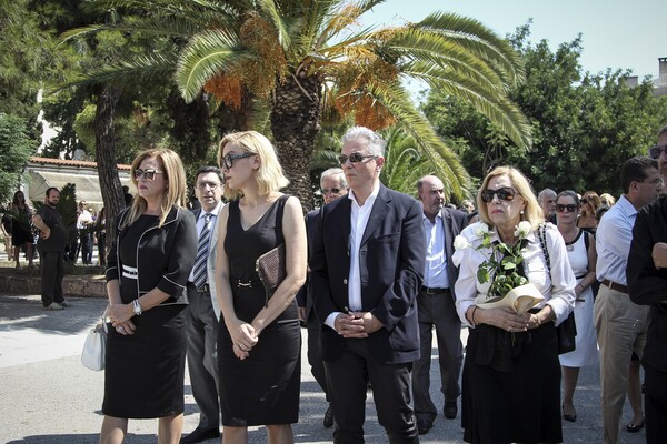 Πλήθος κόσμου είπε το «τελευταίο αντίο» στον Μάνο Αντώναρο