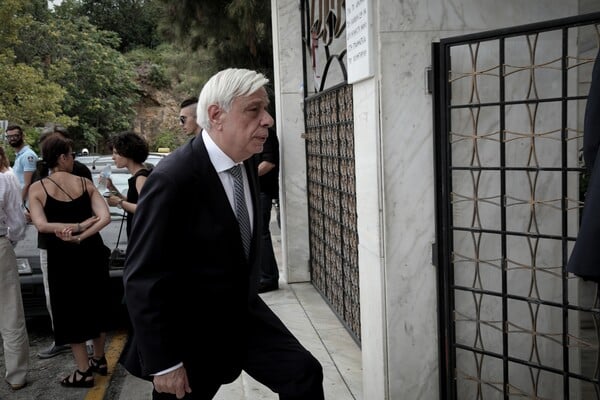 Δεκάδες καλλιτέχνες, πολιτικοί και φίλοι στην κηδεία του Μάνου Ελευθερίου - Συγκινητικό το «αντίο»