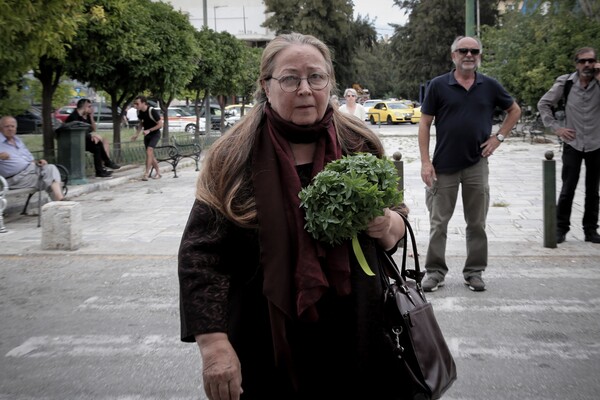 Δεκάδες καλλιτέχνες, πολιτικοί και φίλοι στην κηδεία του Μάνου Ελευθερίου - Συγκινητικό το «αντίο»