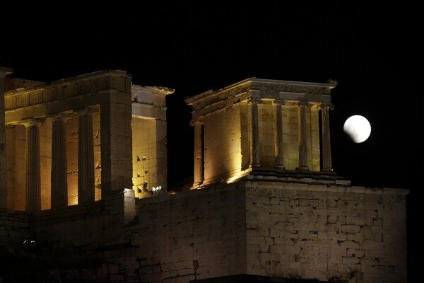 Το ματωμένο φεγγάρι στον ελληνικό ουρανό - Δείτε Live τη μεγαλύτερη ολική έκλειψη Σελήνης του αιώνα
