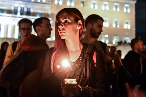 Εκατοντάδες Αθηναίοι στην πορεία για τον Ζακ Κωστόπουλο - Γεμάτο φωτογραφίες του και λουλούδια το κοσμηματοπωλείο