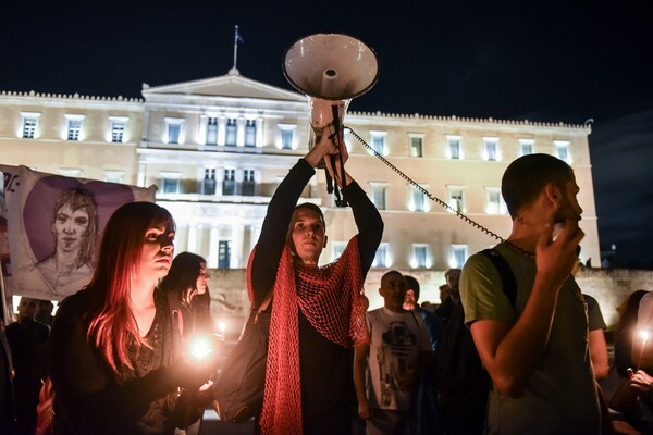 Εκατοντάδες Αθηναίοι στην πορεία για τον Ζακ Κωστόπουλο - Γεμάτο φωτογραφίες του και λουλούδια το κοσμηματοπωλείο