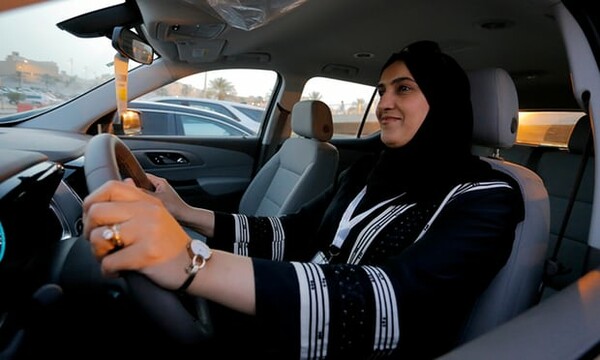 Συνέλαβαν ακτιβιστές στη Σαουδική Αραβία επειδή ζητούσαν να επιτραπεί άμεσα στις γυναίκες να οδηγούν
