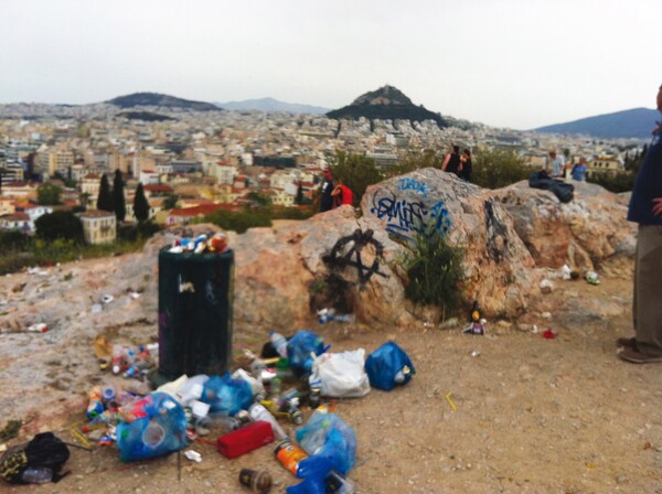 Τα σκουπίδια στον Άρειο Πάγο, το κλείσιμο της Ηρώδου Αττικού και τα ταξί στη Μητροπόλεως