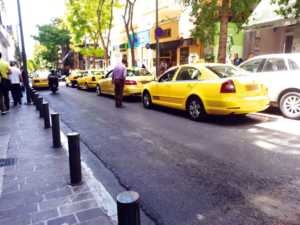 Τα σκουπίδια στον Άρειο Πάγο, το κλείσιμο της Ηρώδου Αττικού και τα ταξί στη Μητροπόλεως