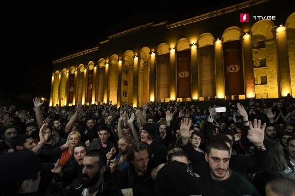 Κύμα οργής στην Τιφλίδα για την έφοδο της αστυνομίας σε διάσημα κλαμπ - Εικόνες χάους χθες το βράδυ