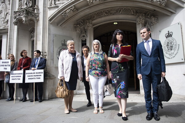 Βρετανία: Το Ανώτατο Δικαστήριο δεν εξέδωσε απόφαση για την απαγόρευση των αμβλώσεων στη Βόρεια Ιρλανδία