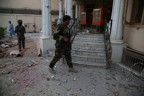 Τουλάχιστον 25 οι νεκροί από τη βομβιστική επίθεση σε τέμενος στο Αφγανιστάν