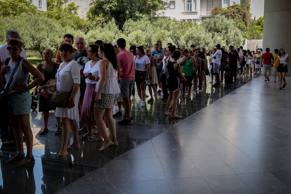 Τεράστιες οι ουρές τουριστών στην Ακρόπολη και το Μουσείο παρά τον καύσωνα - ΦΩΤΟΓΡΑΦΙΕΣ