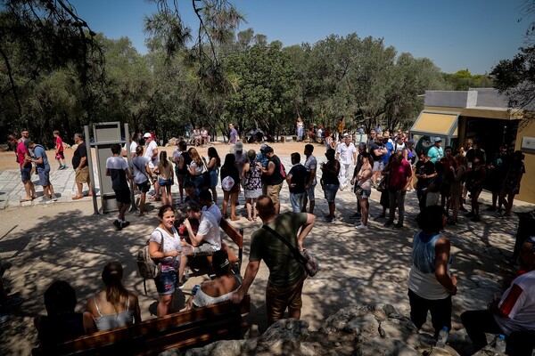 Τεράστιες οι ουρές τουριστών στην Ακρόπολη και το Μουσείο παρά τον καύσωνα - ΦΩΤΟΓΡΑΦΙΕΣ