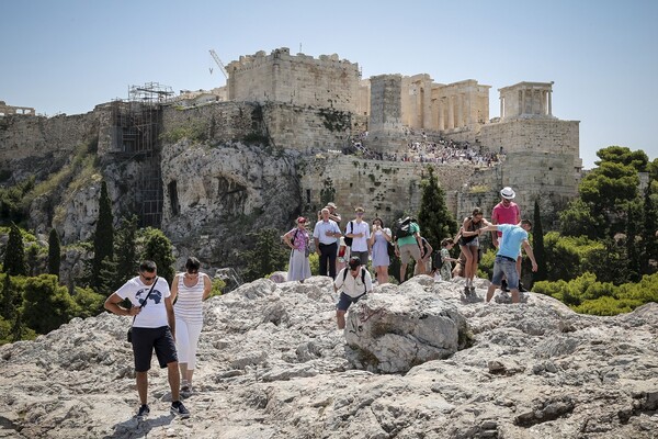 Τεράστιες οι ουρές τουριστών στην Ακρόπολη και το Μουσείο παρά τον καύσωνα - ΦΩΤΟΓΡΑΦΙΕΣ