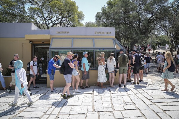 Τεράστιες οι ουρές τουριστών στην Ακρόπολη και το Μουσείο παρά τον καύσωνα - ΦΩΤΟΓΡΑΦΙΕΣ