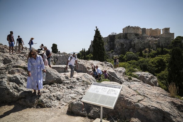 Τεράστιες οι ουρές τουριστών στην Ακρόπολη και το Μουσείο παρά τον καύσωνα - ΦΩΤΟΓΡΑΦΙΕΣ