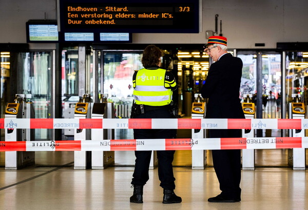 «Τρομοκρατική» η επίθεση με μαχαίρι στο Άμστερνταμ, λένε οι αρχές
