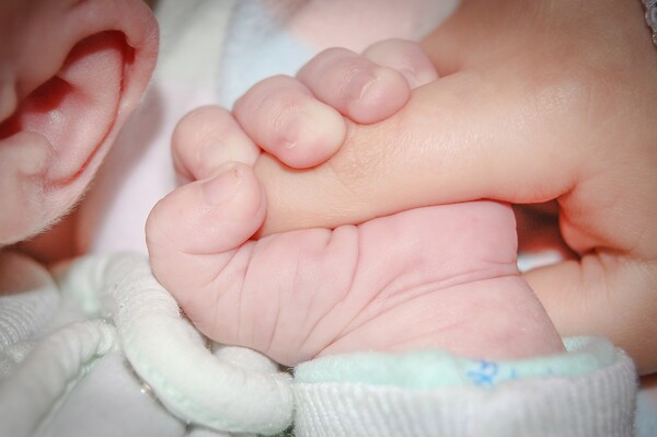 ΗΠΑ: Εμβολιασμένη υγειονομικός γέννησε το πρώτο βρέφος με αντισώματα στον κορωνοϊό 