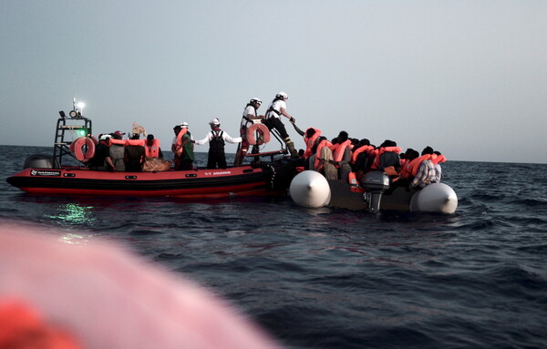 Μεταξύ Ιταλίας και Μάλτας παραμένει το Aquarius- Φοβούνται να πάνε στην Ισπανία οι μετανάστες