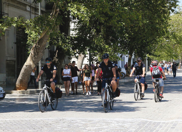 Οι μπάρες του μετρό και οι «ραλίστες» ποδηλάτες της Αρεοπαγίτου