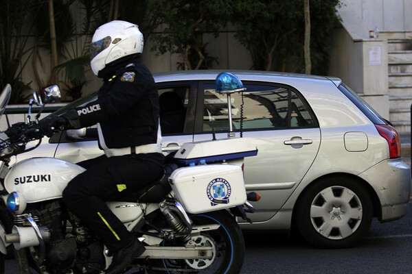 Ληστεία με πυροβολισμούς στο Παλαιό Φάληρο - Ένας τραυματίας