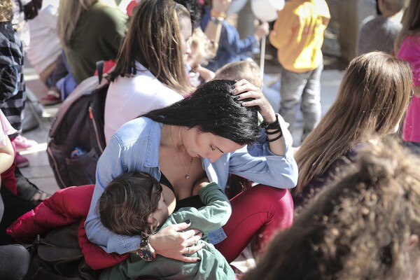 Εκατοντάδες μητέρες στον Δημόσιο Θηλασμό σε όλη την Ελλάδα - ΦΩΤΟΓΡΑΦΙΕΣ