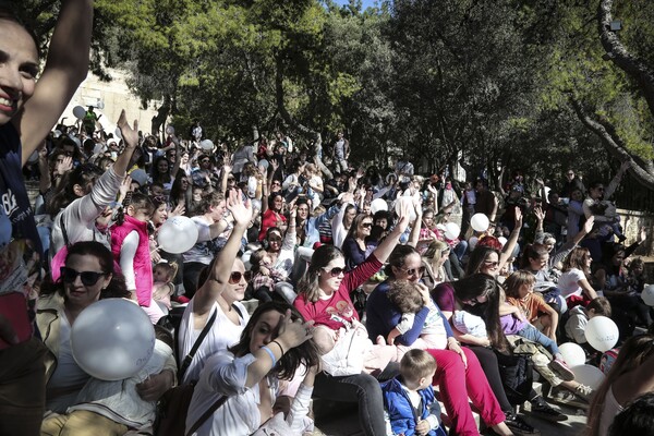 Εκατοντάδες μητέρες στον Δημόσιο Θηλασμό σε όλη την Ελλάδα - ΦΩΤΟΓΡΑΦΙΕΣ