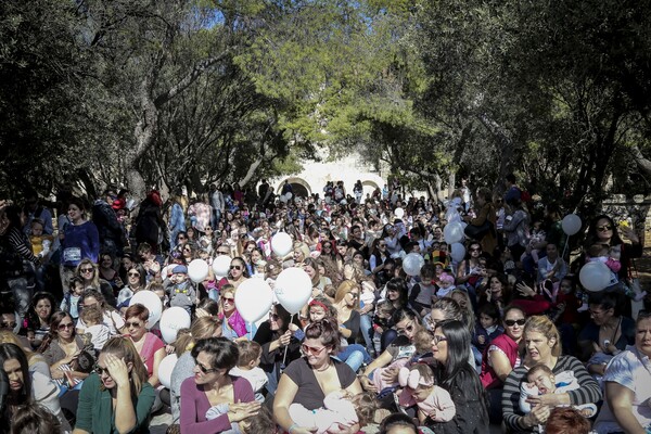 Εκατοντάδες μητέρες στον Δημόσιο Θηλασμό σε όλη την Ελλάδα - ΦΩΤΟΓΡΑΦΙΕΣ