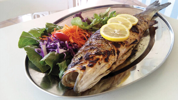 Φρέσκο ψάρι και γκουρμέ πιάτα θαλασσινών στη διάσημη ταβέρνα του Μπάμπη στην Αίγινα