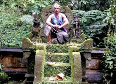 Το Μπαλί θέλει να σταματήσει τους τουρίστες που ποζάρουν με μαγιό και σκαρφαλώνουν σε ναούς για φωτογραφίες