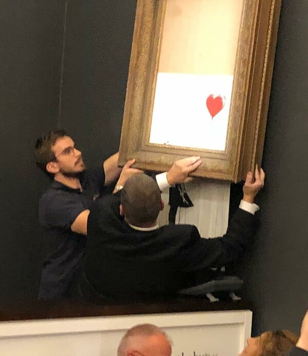 Σοκ σε δημοπρασία του Sotheby's - Πανάκριβο έργο του Banksy αυτοκαταστράφηκε ενώ είχε μόλις πουληθεί