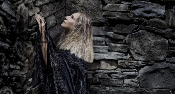 Ο LGBT ύμνος της Barbra Streisand: «Η αγάπη δεν είναι πότε λάθος»