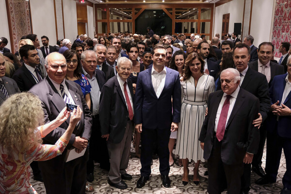 Η Μπέτυ Μπαζιάνα στη Νέα Υόρκη με τον Τσίπρα - Το statement με το φόρεμα
