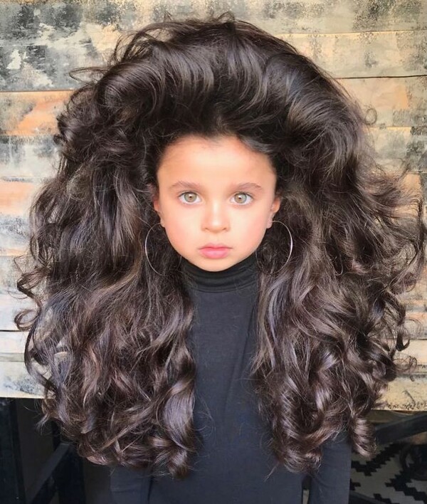 Την έβαλαν στη Vogue και κατέκτησε το Instagram με τα μαλλιά της, αλλά η 5χρονη Mia διχάζει