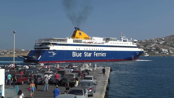 Ακινητοποιημένο με 1356 επιβάτες στο λιμάνι της Σύρου το Blue Star Πάρος