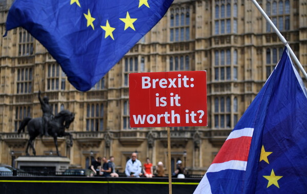 Αυστηρό μήνυμα Μέι: Το Brexit συνεχίζει να σημαίνει Brexit